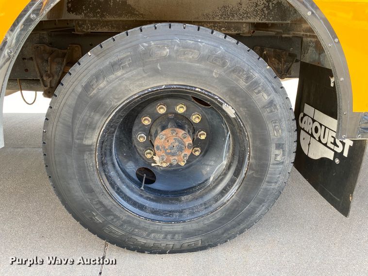 image for item DJ1113 2001 International 3800  school bus