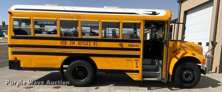 image for item DJ1114 2001 International 3800  school bus