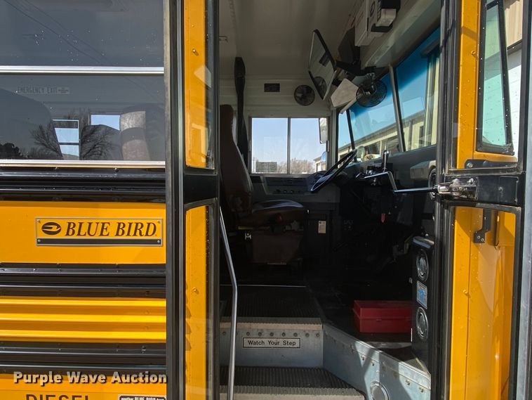 image for item DJ1114 2001 International 3800  school bus