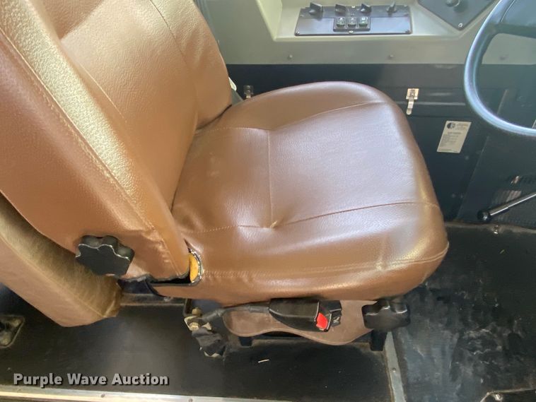 image for item DJ1114 2001 International 3800  school bus