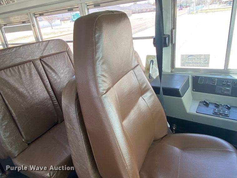 image for item DJ1114 2001 International 3800  school bus