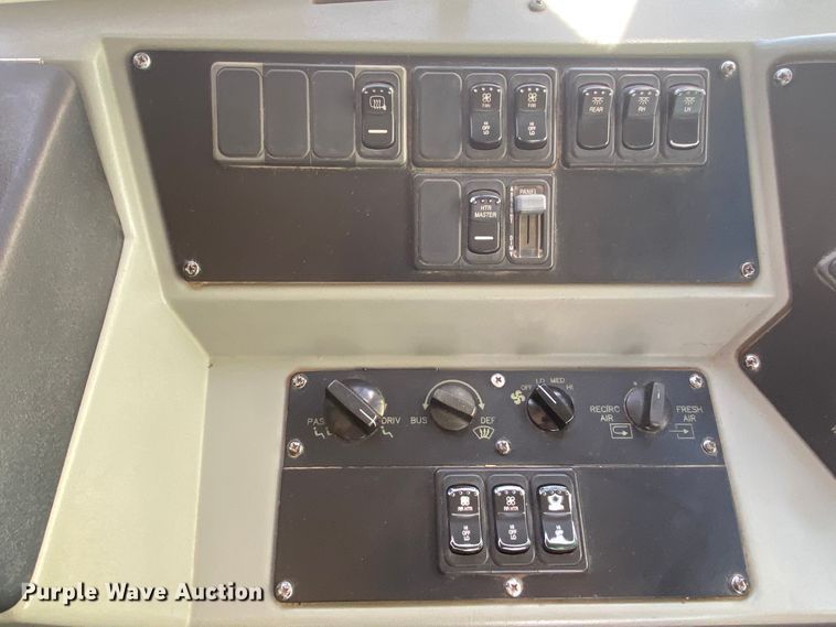 image for item DJ1114 2001 International 3800  school bus