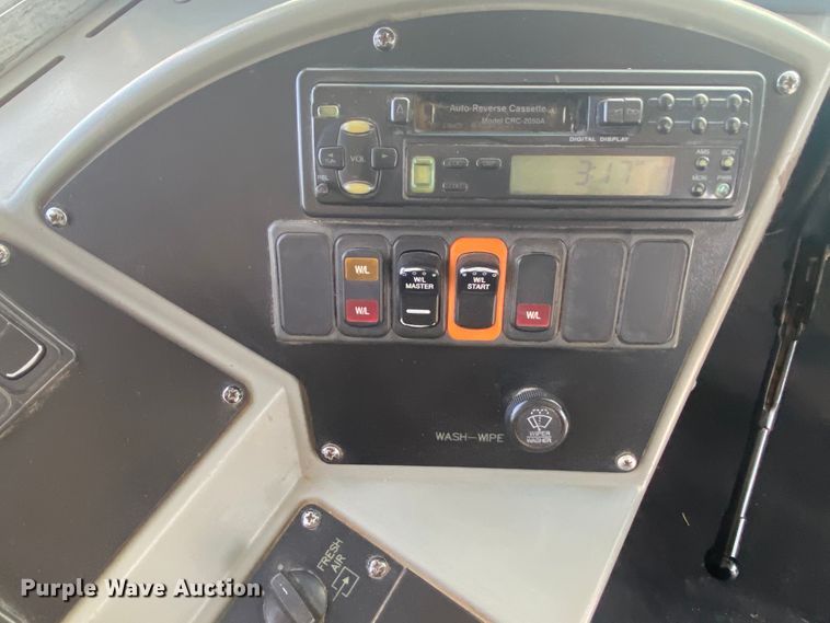 image for item DJ1114 2001 International 3800  school bus