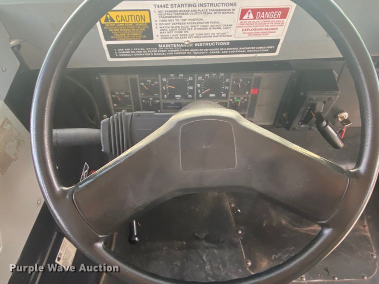 image for item DJ1114 2001 International 3800  school bus