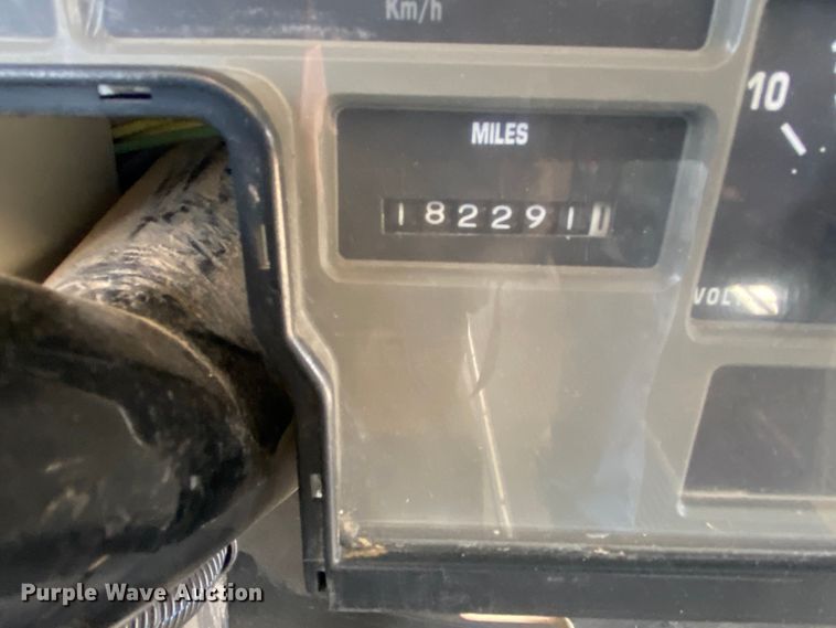 image for item DJ1114 2001 International 3800  school bus