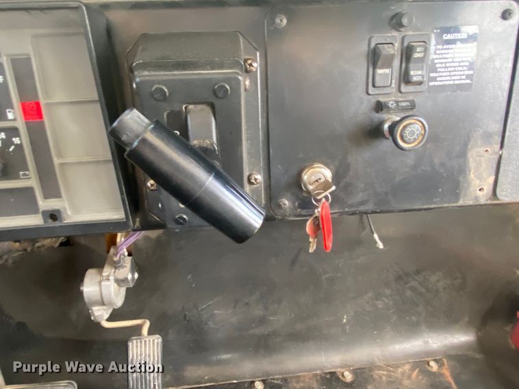 image for item DJ1114 2001 International 3800  school bus