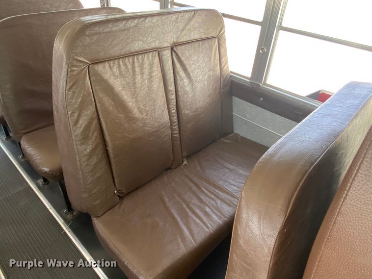 image for item DJ1114 2001 International 3800  school bus