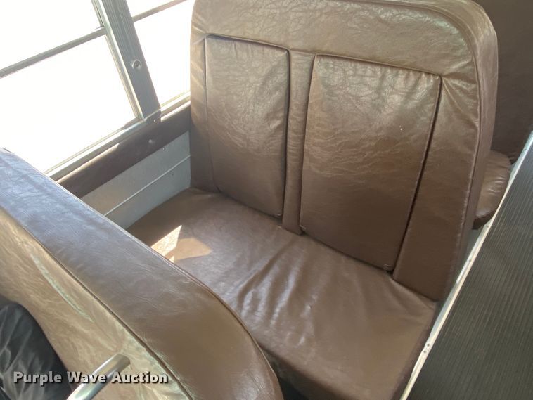 image for item DJ1114 2001 International 3800  school bus