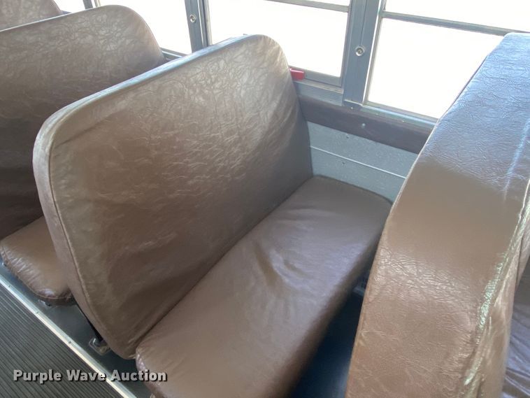 image for item DJ1114 2001 International 3800  school bus