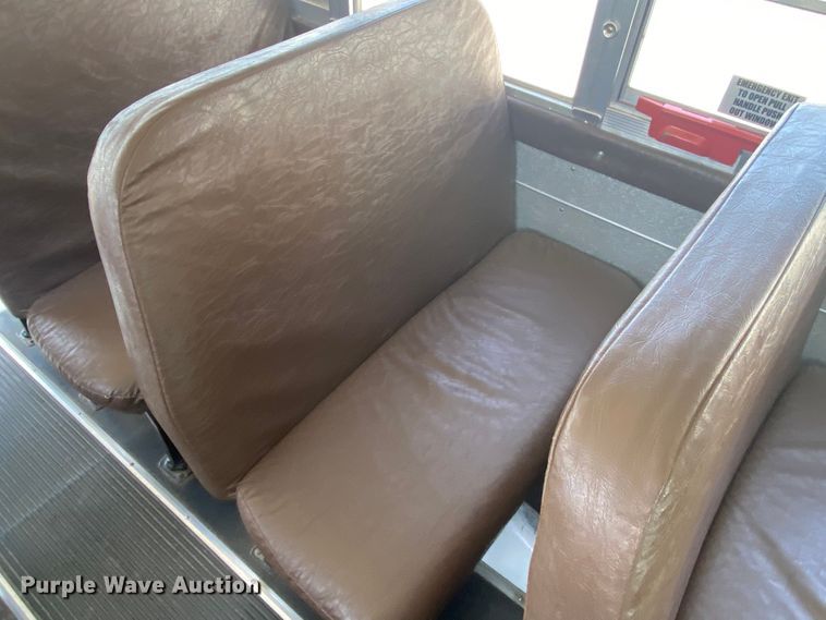 image for item DJ1114 2001 International 3800  school bus