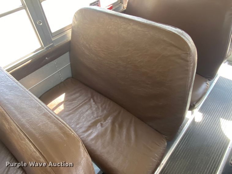 image for item DJ1114 2001 International 3800  school bus