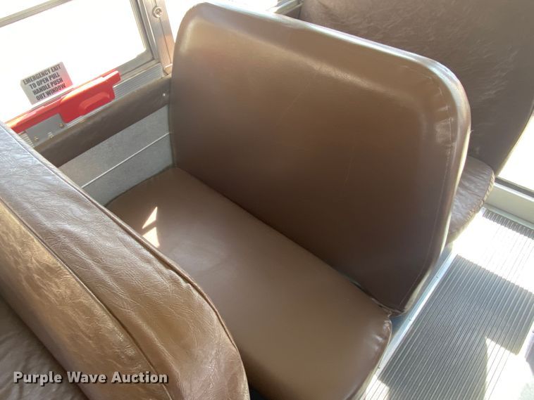 image for item DJ1114 2001 International 3800  school bus