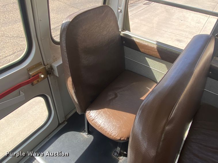 image for item DJ1114 2001 International 3800  school bus