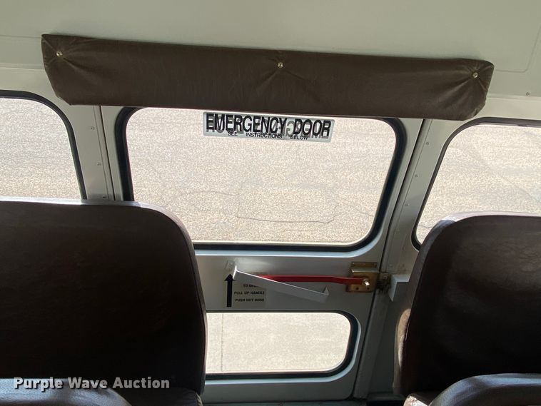 image for item DJ1114 2001 International 3800  school bus