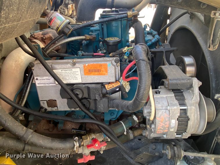 image for item DJ1114 2001 International 3800  school bus