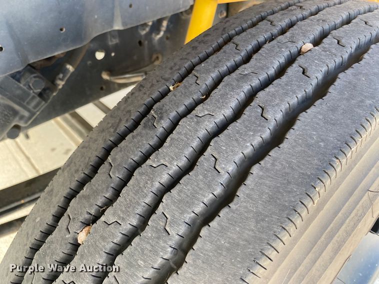 image for item DJ1114 2001 International 3800  school bus