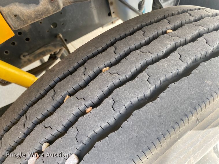 image for item DJ1114 2001 International 3800  school bus