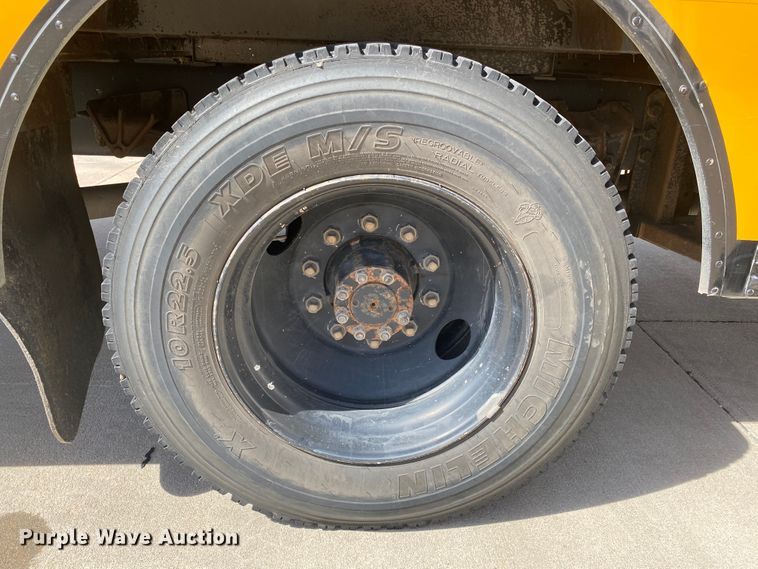 image for item DJ1114 2001 International 3800  school bus