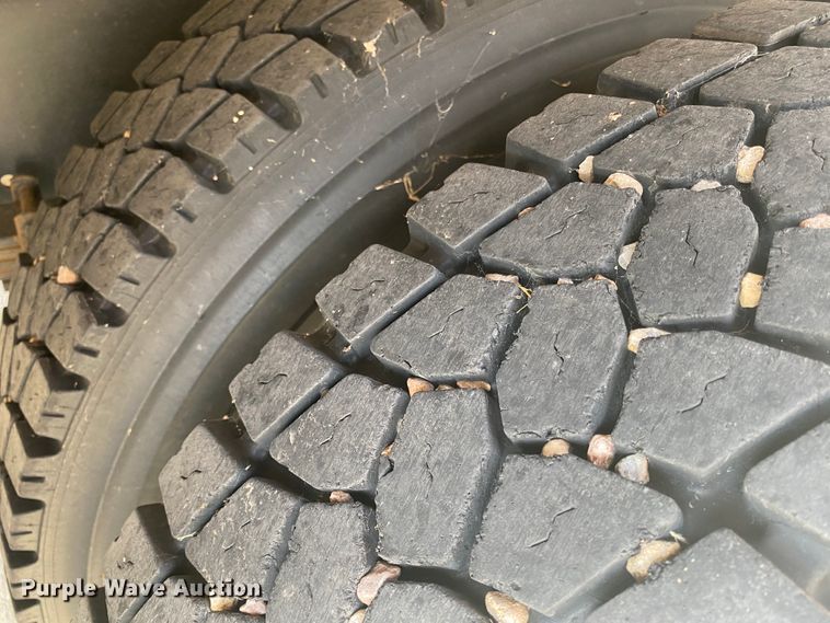 image for item DJ1114 2001 International 3800  school bus