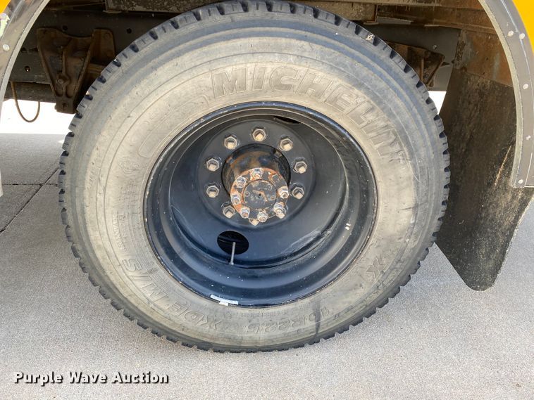 image for item DJ1114 2001 International 3800  school bus