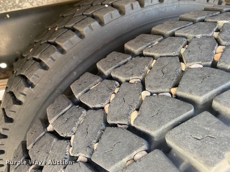 image for item DJ1114 2001 International 3800  school bus