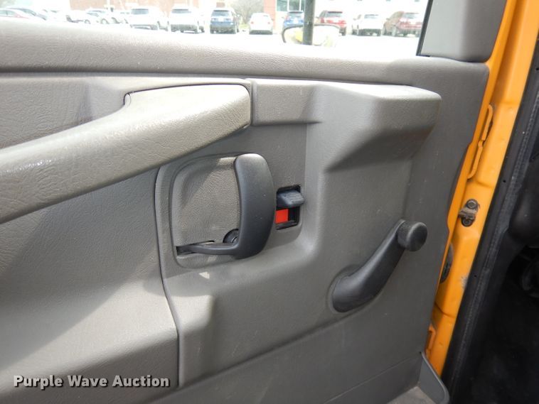 image for item DJ2957 2005 GMC Savana  school bus