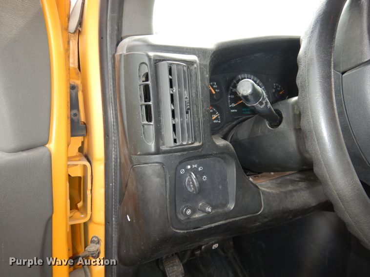 image for item DJ2957 2005 GMC Savana  school bus