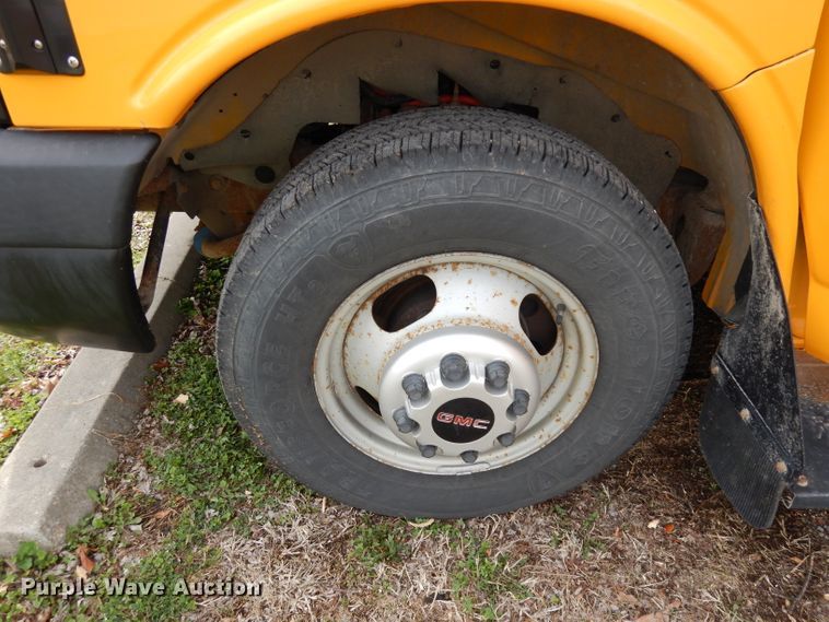 image for item DJ2957 2005 GMC Savana  school bus