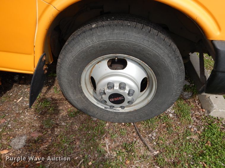 image for item DJ2957 2005 GMC Savana  school bus