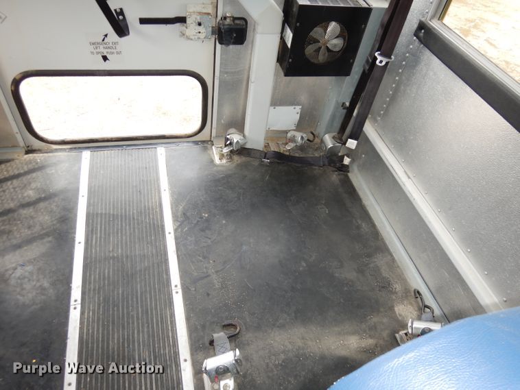 image for item DJ2957 2005 GMC Savana  school bus