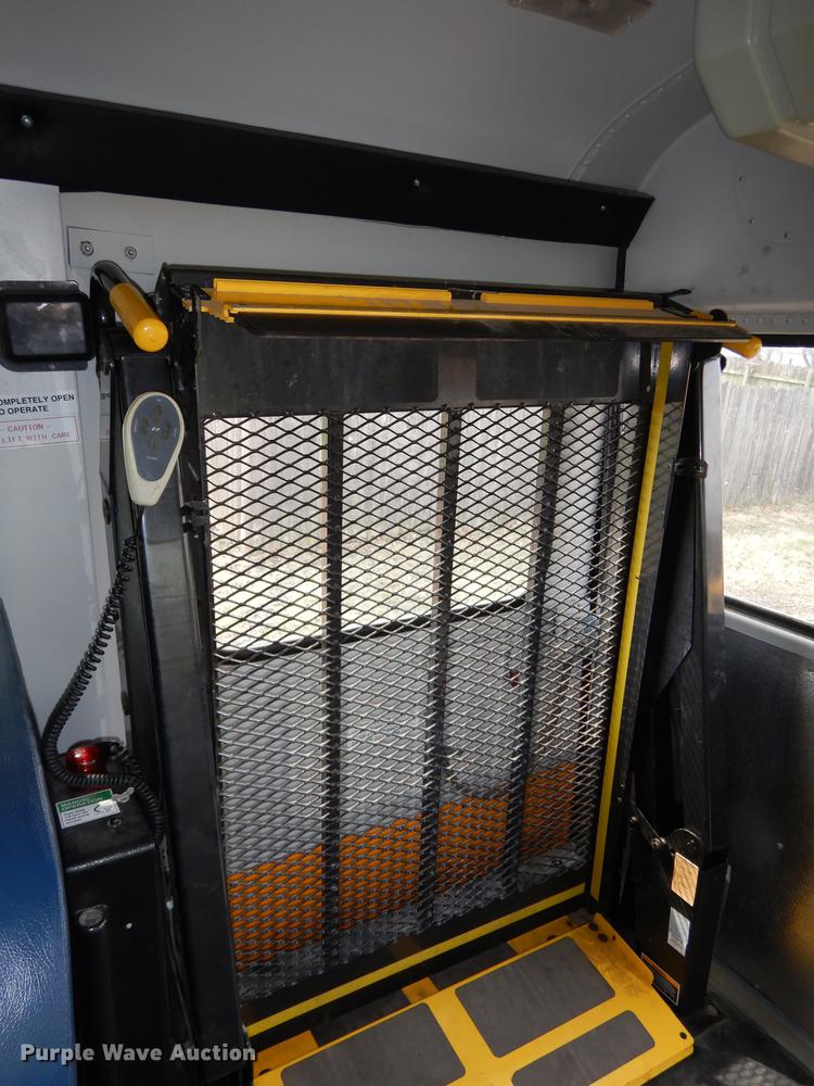 image for item DJ2957 2005 GMC Savana  school bus