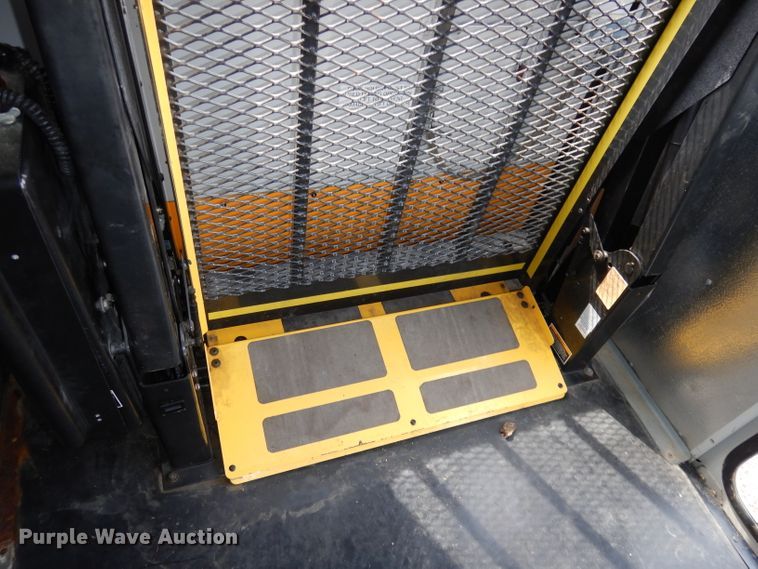 image for item DJ2957 2005 GMC Savana  school bus