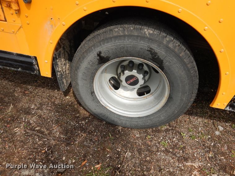 image for item DJ2957 2005 GMC Savana  school bus