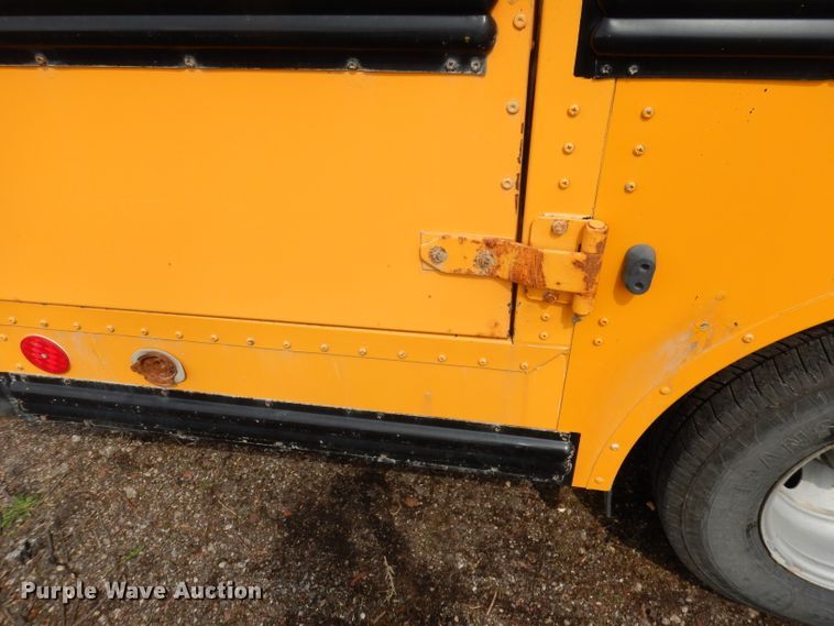 image for item DJ2957 2005 GMC Savana  school bus