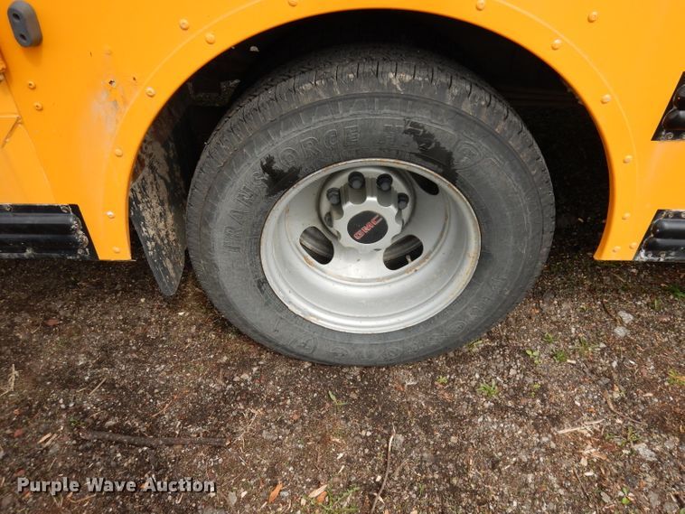 image for item DJ2957 2005 GMC Savana  school bus
