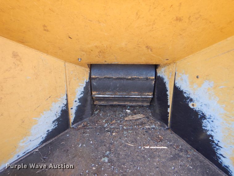 image for item DJ8688 2002 Vermeer BC1000 XL  wood chipper