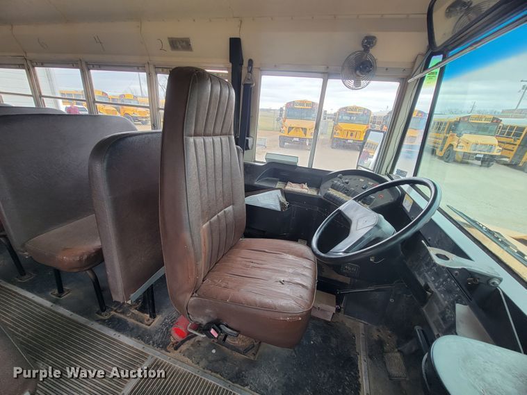 image for item FL9086 1999 International 3800  school bus