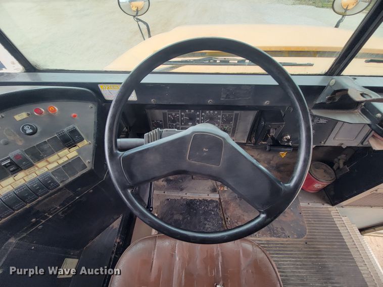 image for item FL9086 1999 International 3800  school bus