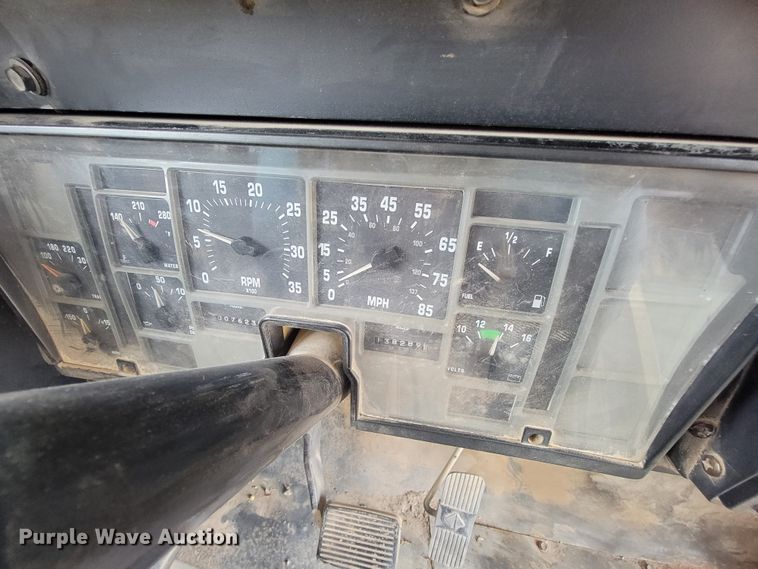 image for item FL9086 1999 International 3800  school bus