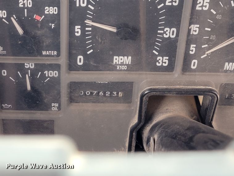 image for item FL9086 1999 International 3800  school bus