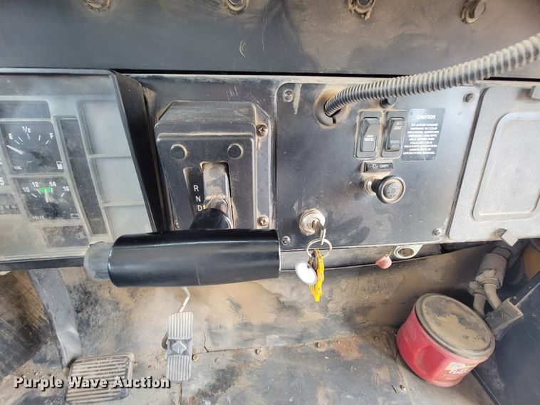 image for item FL9086 1999 International 3800  school bus