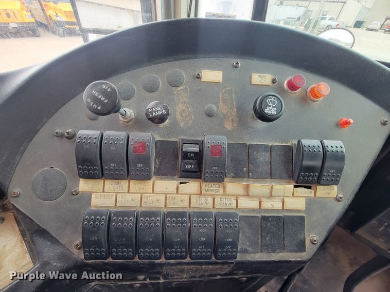 image for item FL9086 1999 International 3800  school bus