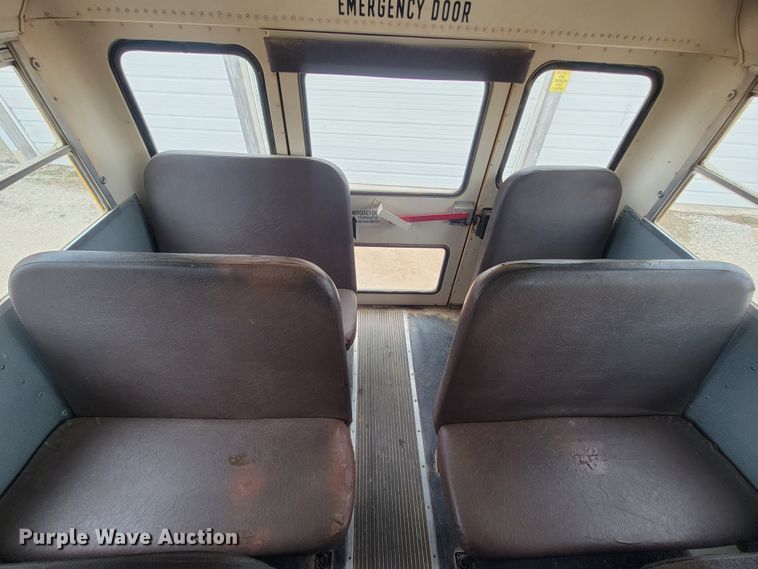 image for item FL9086 1999 International 3800  school bus