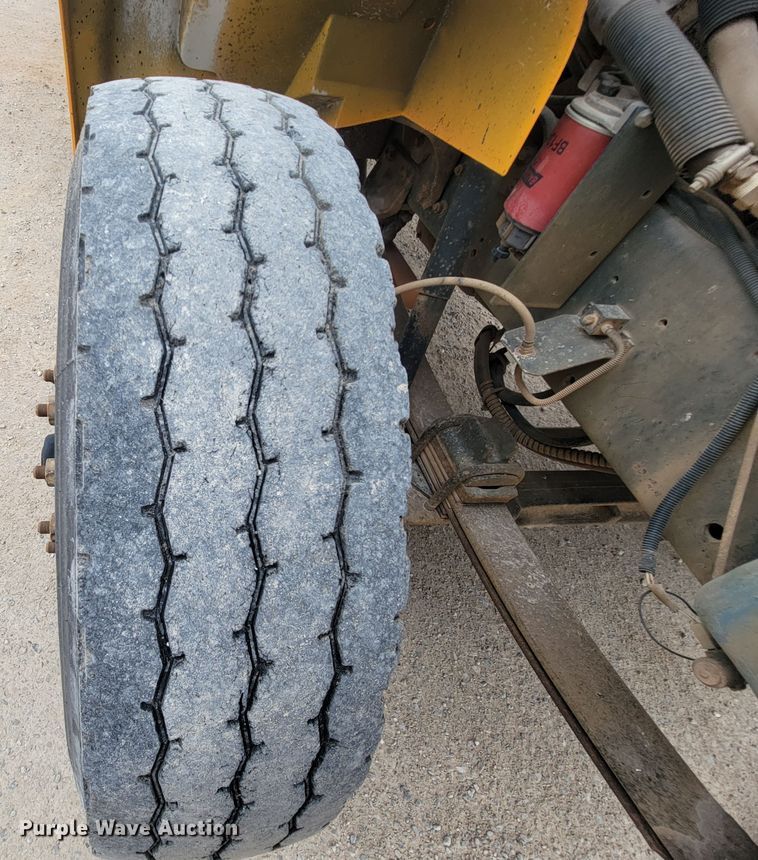 image for item FL9086 1999 International 3800  school bus