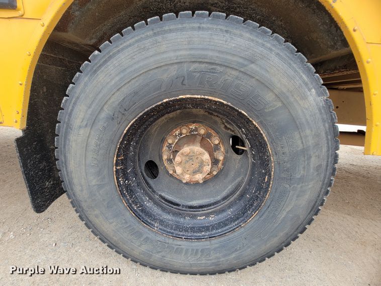 image for item FL9086 1999 International 3800  school bus