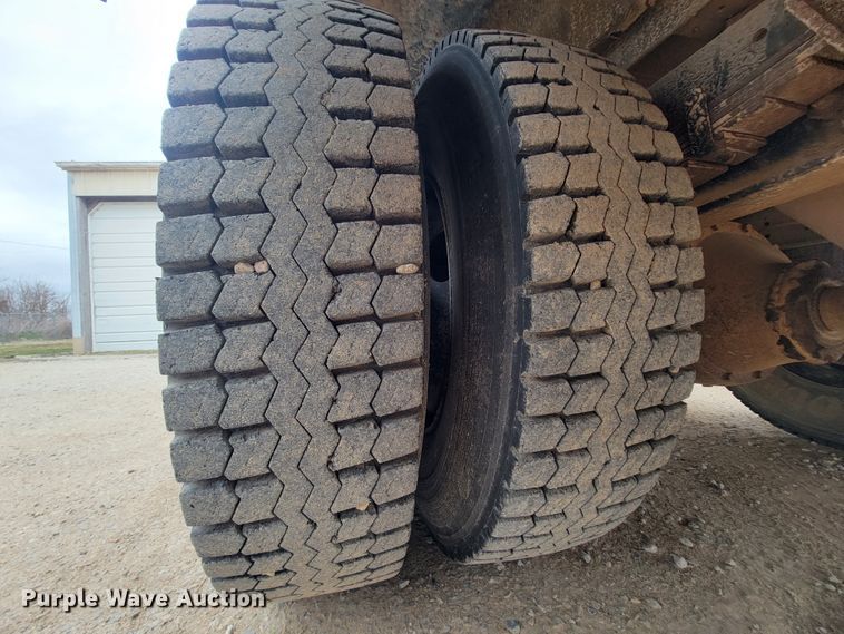 image for item FL9086 1999 International 3800  school bus