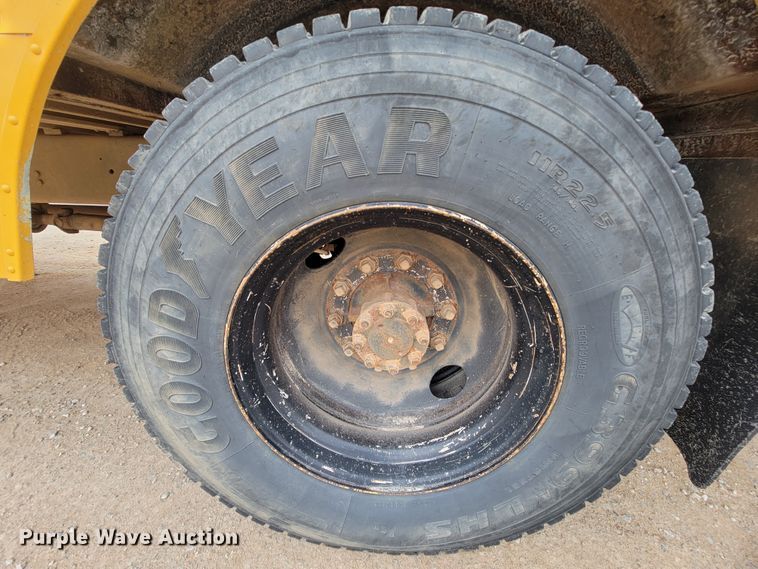 image for item FL9086 1999 International 3800  school bus