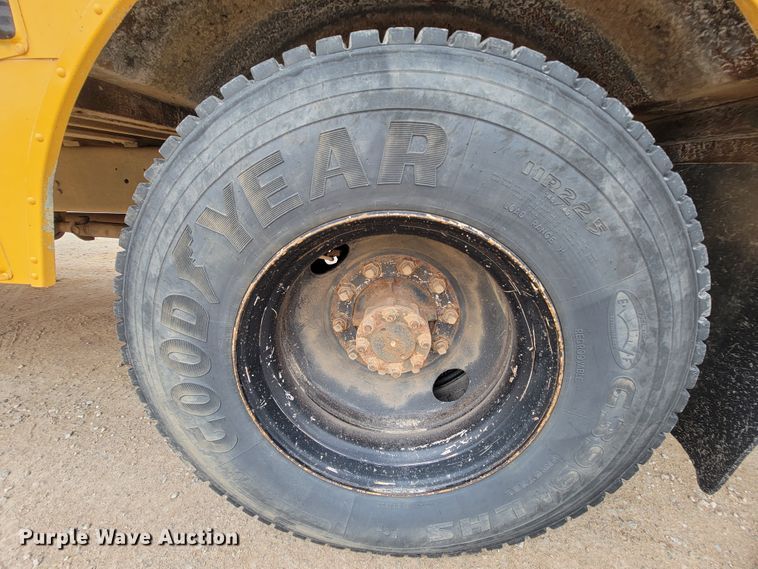 image for item FL9086 1999 International 3800  school bus