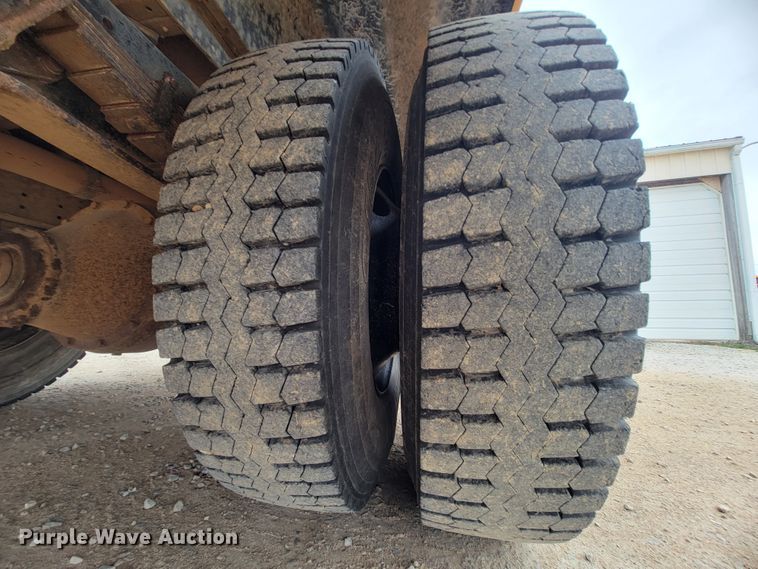 image for item FL9086 1999 International 3800  school bus