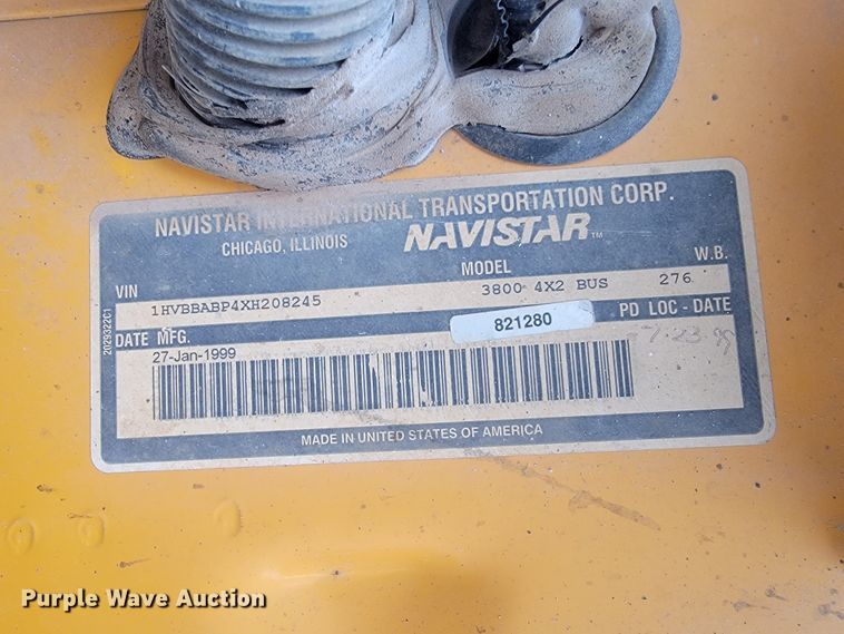 image for item FL9086 1999 International 3800  school bus